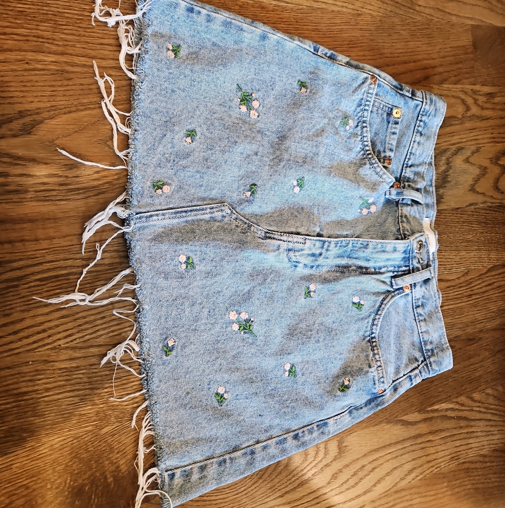 MNG Mango DENIM FLOWER embroidered Pink Flowers Distressed Skirt  Size SMALL